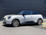 数あるMINI中古車より弊社のお車をご覧頂き、ありがとうございます!弊社はMINI正規販売店であり、整備を整えてからのご納車となりますので安心してお乗り頂けます。もちろん全国にご納車も可能です!