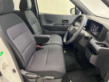 運転席も広くゆとりのある室内です