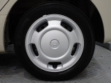 ホイールは車のデザインにマッチした専用タイプです。