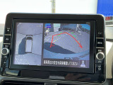 上空から見下ろしているかのような映像をディスプレイに映し出し、スムースな駐車をサポートします。画面は「トップビュー」のほか「サイドブラインドビュー」への切り換えが可能。ますます安心です