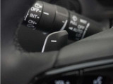 ◆減速セレクター◆ステアリングホイールの左右に取り付けられた2つのパドルスイッチで減速の強さを調整。 左側の「-」を操作すると減速を強く、右側の「+」を操作すると減速を弱くすることができます。