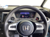 Hondaセンシング搭載ミリ波レーダーと単眼カメラで、クルマの前方の状況を認識。ブレーキやステアリングの制御技術と協調し、安心・快適な運転や事故回避を支援する先のシステムです