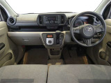 運転席・助手席を入れたインストルメントパネル全体画像です。
