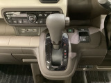 CVT車のセレクトレバーです。低速から高速まで、変速ショックのないスムーズな走りと、エンジン効率のよい領域を維持して燃費にも貢献します。サイドブレーキはスイッチ操作の電子制御パーキングブレーキです。
