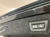 ボタン1つでリアハッチの開閉が可能です。またコンフォートアクセスが付いていれば鍵をポケットに入れた状態でキックで開閉も可能です。