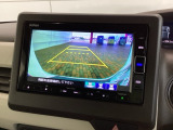 リバースギアに入れるだけで後方の表示へ切り替わります。夜間や雨の日の駐車も楽になりますよ。