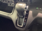インパネシフトを採用しているので、前席の足元も広々としています。運転席と助手席の行き来もスムーズです!