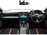 ■視界良好で運転しやすいコックピットです。シンプルで操作性の良いインパネ回りにデザインされ、SUBARUは安全性能に徹底的にまでこだわった視界設計を行っています。