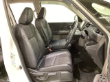 女性でも運転がしやすいように、シートの高さ調整機能(シートリフター)がついています。運転席と助手席の間が空いている為、助手席側への移動がスムーズです。交通量の多い道でも助手席側から乗り降りができます。