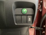 VSA装備車です。VSAはドライバーの操作と車の動きを見守っています。もし車の挙動が乱れたとき、4輪別々にブレーキをかけたり、エンジンパワーをしぼることによって車を安定させます。