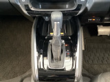 運転席周辺のスマートなレイアウトが、操作のしやすさを実現。快適なドライブをサポートします。手元で操作ができる、電子制御パーキングブレーキ。