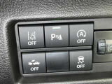 コーナーセンサーを車の前後に装備。障害物までの距離に応じて警告音を変えてお知らせ。縦列駐車時や駐車場・車庫などでの取り回しをサポートします。詳細は販売店スタッフまでおたずねください。