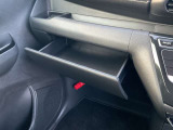 グローブボックスです!上下にスペースがあり、車検証や小物を収納可能です。