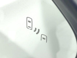 【ブラインドスポットモニター】走行中、ドアミラーの死角になりやすい箇所に後続車が接近するとサイドミラーのレンズに警告を表示!ドライバーに注意喚起をしてくれます。
