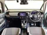 運転席は、大きな座面と包み込むような背もたれがドライバーの身体全体をしっかり支えます。上質なシート素材と座り心地のよいクッションを採用し、長時間の運転やコーナーの多い道も快適です