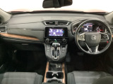 車内は光触媒抗菌消臭施工済です。インパネ周りはスタイリッシュなデザインで機能や装備も充実しています。グローブボックスやカップホルダーのほかにトレーなどたくさんの収納スペースが付いています。