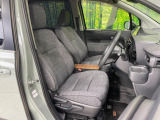 運転席まわりには十分なスペースがあり、大柄な方でもゆったり運転していただける環境です。