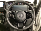 ハンドルにHondaセンシング系のクルーズコントロールやレーンキープアシストなどのスイッチと、オーディオの操作スイッチが装備されています。ハンドルから手を離さず安全に操作できます。