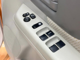 【電動格納ミラー】サイドミラーは電動格納式となっており、狭い駐車場でもキズがつくリスクを抑えられます。