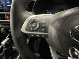ステアリングスイッチ付きで、運転中に視線を前に向けたまま操作できます。