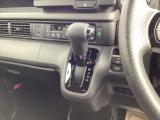 インパネシフトだから視線の移動も少なく足元もスッキリ♪運転席もゆったりしているのでゆとりを持ってドライブできますね!