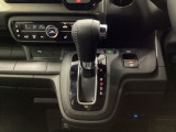 運転席周辺のスマートなレイアウトが、操作のしやすさを実現。快適なドライブをサポートします。手元で操作ができる、電子制御パーキングブレーキ。