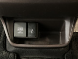 【USBポート】USBポートも装備されています♪スマートフォンのオーディオに連携も可能です。今や欠かせない装備の一つです!