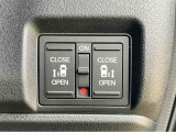 指先ひとつでドアオープン。【ワンアクション両側パワースライドドア】両手がふさがっていても、スイッチひとつでスライドドアが自動解錠&自動オープンします。