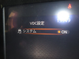 VDC(車両挙動安定化制御システム)とは、従来の車輪のロックを防ぐABS、車輪の空転を抑制するTCSに加え、クルマの横滑り、曲がるを制御し、走る・曲がる・止まるの全領域で安定性を確保するシステムです。