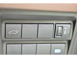 スマートキーや運転席のボタンを押すだけでリアゲートが自動で開閉します!荷物を持っている時や、高い位置にあるバックドアを閉める際に便利な機能です