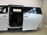両側パワースライドドア付きだから、狭い駐車スペースなどでの 乗り降りラクラク!小さなお子さまのいるご家庭には嬉しい装備。