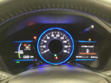 ハイブリット車専用のメーターです。中央のスピードメーターより左右のサブデスプレイで燃費や動力伝達などの情報が見れるようになっています。