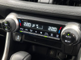 【左右独立型フルオートエアコン】運転席と助手席でそれぞれお好みの温度に設定可能。同乗者にも配慮した、快適な空調をお届け致します。