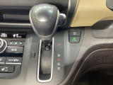 CVT車のセレクトレバーです。低速から高速まで、変速ショックのないスムーズな走りを実現するとともに、エンジン効率のよい領域を維持することで燃費にも貢献します。