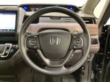 ハンドルにHondaセンシング系のクルーズコントロールやレーンキープアシストなどのスイッチと、オーディオの操作スイッチが装備されています。ハンドルから手を離さず安全に操作できます。