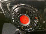 【オートエアコン】一度お好みの温度に設定すれば、車内の温度を検知し風量や温度を自動で調整。暑い&hellip;寒い&hellip;と何度もスイッチ操作をする必要はありません。快適な車内空間には必須の機能ですね♪