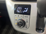 【オートエアコン】一度お好みの温度に設定すれば、車内の温度を検知し風量や温度を自動で調整。暑い&hellip;寒い&hellip;と何度もスイッチ操作をする必要はありません。快適な車内空間には必須の機能ですね♪