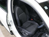 程よい硬さとホールド性が高いシートで長時間運転も快適です。