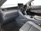 高いホールド性で運転姿勢が安定します。長距離ドライブでも疲れにくいのが魅力です。快適なドライビングライフをお送りください♪