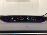デジタル表示のスピードメーターとタコメーターを大きく配した見やすいメーター部になっています。左側のインフォメーション画面でオドメーターや燃費などの情報を確認できます。