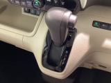 インパネシフトを採用しているので、前席の足元も広々としています。運転席と助手席の行き来もスムーズです!