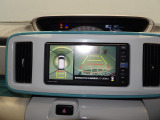 バックカメラの映像です。車庫入れするときに安心なバックカメラが装着されています。シフトレバーをRに入れると後方の画像に切り替わります。