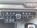 オートエアコンと前席シートヒーターが装備されており、快適に運転が可能です。