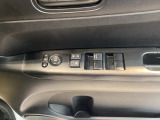 電動格納式リモコンドアミラーと、パワーウィンドウスイッチ等は運転席ドアにあります。
