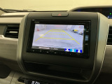 リバースギアに入れるだけで後方の表示へ切り替わります。夜間や雨の日の駐車も楽になりますよ。