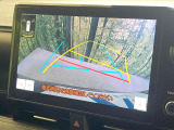 【バックカメラ】駐車時に後方がリアルタイム映像で確認できます。大型商業施設や立体駐車場での駐車時や、夜間のバック時に大活躍!運転スキルに関わらず、今や必須となった装備のひとつです!