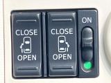 【両側パワースライドドア】スマートキーや運転席のスイッチで後席両側スライドドアの開閉が可能♪電動だから力を入れてドアを開ける必要が無く、小さなお子様でも簡単に開け閉めでき快適です♪