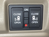 リアドアは乗り降りに便利な両側電動スライドドアです。また運転席に座っていながらスイッチ操作で自在にスライドドアを開け閉めできます。