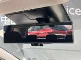 後部座席の人や、荷物に視界を邪魔されずに車両後方のカメラ映像をミラー面に映し出して、いつでもクリアな後方視界を確保する、インテリジェントルームミラーを装備しています。