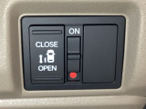 左側電動スライドドアは運転席からでも操作ができるように、ハンドル付近に開閉の操作スイッチが付いています。